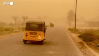 La sabbia avvolge l'Iraq centrale, la tempesta "inghiotte" auto e abitazioni