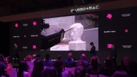 Busto di Cattelan scolpito da robot "ritira" un premio a Verona