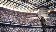 Primo ospite sul palco di Lazza, la madre 'questo è merito tuo'