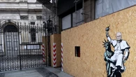 Papa Leone sorretto da Statua Libertà in murale a Milano