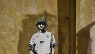 Il giocatore-soldato, la protesta di Laika vicino alla sede Figc
