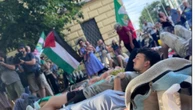 Per chiedere la pace 'morti' nei sudari alla Darsena di Milano