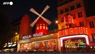 Parigi, show in strada per il ripristino delle pale del Moulin Rouge