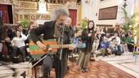 Simone Cristicchi suona una chitarra fatta con il legno dei barconi