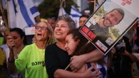 Applauso alla notizia della liberazione in piazza a Tel Aviv