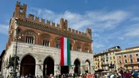 2 giugno: a Piacenza bandierone tricolore issato alla rovescia