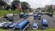 Roma, una troupe di 'Fuori dal coro' aggredita al Quarticciolo