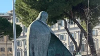 Tajani, senza parole per profanazione statua di Papa Wojtyla