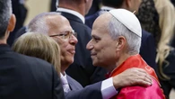 Il Papa rompe il protocollo, abbraccio con il fratello Louis