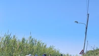 Motociclista muore in scontro con auto, caccia a pirata strada