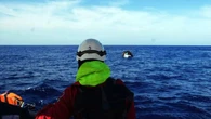 Testi 'senza acqua e cibo scafista si getta in mare', disperso