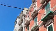 Dopo sgombero e taglio acqua minacciano di lanciarsi da tetto
