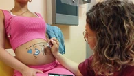 A Foggia i pancioni delle future mamme colorati con pennelli