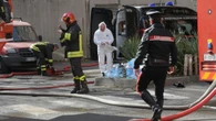 Carabinieri salvano donna bloccata dalle fiamme in casa, è grave