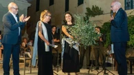 Sindaca di Cervo dona un ramo d'ulivo ai concertisti palestinesi