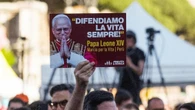 I pro vita in piazza, 'Papa Leone XIV è uno di noi'. Contestazione delle femministe
