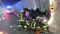 Si cappotta auto con 8 a bordo di cui 5 bimbi, tutti illesi