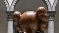 Kaws rilegge l'Annunciazione, arcangelo e Maria con smartphone