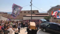 L'ultimo saluto a padre Fedele tra cori e sciarpe rossoblu