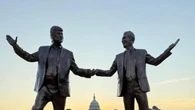 Rimossa anzitempo la statua di Trump e Epstein sul Mall