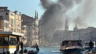 Barcone prende fuoco in Canal Grande a Venezia