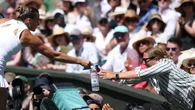 Wimbledon: malore sugli spalti, Sabalenka porge acqua