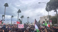 Fra cori e bandiere, in migliaia in piazza a Bari per Gaza