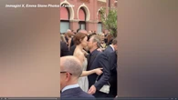 Venezia, bacio sulla bocca fra Willem Dafoe ed Emma Stone
