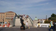 Vive da anni per strada, si cerca amministratore per clochard