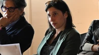 Pd sui dazi, sconcertante Meloni con cappello in mano da Trump