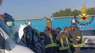 Scontro sulla A1, muoiono marito e moglie, gravi i figli