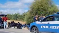 Migranti minorenni a piedi in autostrada, bloccati da polizia