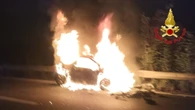 Auto a fuoco dopo frontale, giovane grave nel Milanese