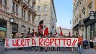 Tifosi Triestina manifestano contro rischio fallimento