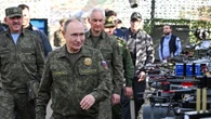 Putin ha osservato le esercitazioni in uniforme militare