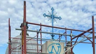 Lascia una grande 'N' azzurra su parete chiesa a Napoli