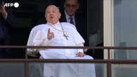 "Grazie a tutti", Papa Francesco benedite i fedeli dal balcone del Gemelli