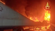 Camion in fiamme in A1, chiuso raccordo Direttissima in nord