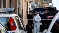 Butta figlia dal balcone, figlio 7 anni ha tentato di fermarla