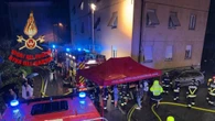 Fulmine sul palazzo, incendio nel sottotetto e fuga di gas