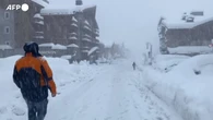 Bufera di neve in Francia, un manto bianco ricopre Val d'Isere