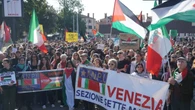 Partecipa a corteo a Venezia, esponente Pd insultata sui social