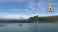 Salva i figli dal lago e non riemerge, terzo giorno di ricerche