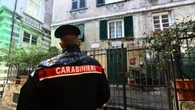 Minaccia un uomo con il coltello, l'aggredito scappa e viene morso da un cane