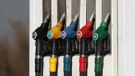 Benzina self sotto 1,7 euro, minimo da 4 mesi