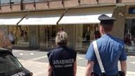 Senza contratto ogni giorno al lavoro per 13 ore, sei denunce