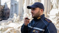 Abbandonano rifiuti vicino Fontana di Trevi, denunce e multe