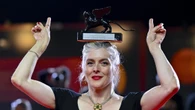 I premiati felici a Venezia, baci e sorrisi con il Leone - FOTO