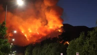 Fiamme sul Vesuvio, si estende il fronte del fuoco