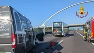 Furgone tampona pullman di turisti sulla A1, muore un 40enne